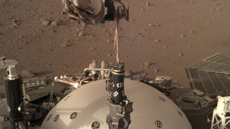 Το Insight τοποθετεί σεισμόμετρο στην επιφάνεια του Άρη (εικόνες)